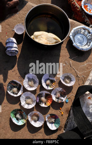 Le beurre de vache dans les assiettes de papier pour pooja. Varanasi est la deuxième ville la plus ancienne au monde, situé à la banque du fleuve saint Gange Banque D'Images