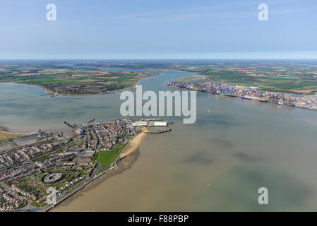 Une vue aérienne de Harwich avec Felixstowe et Shotley Gate visibles à l'horizon. Banque D'Images