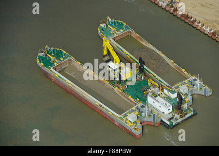 Une vue aérienne des opérations de dragage en cours dans le port de Harwich Banque D'Images