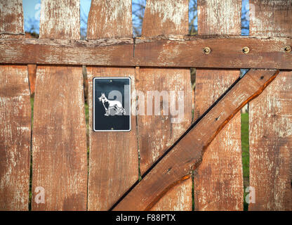 Attention au chien signe sur la porte en bois. Banque D'Images