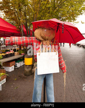 Montrant l'épouvantail à direction farmers market Banque D'Images