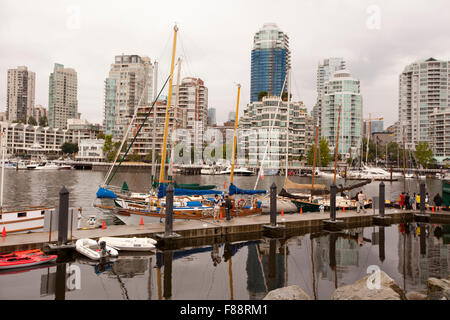 Marché public de Granville Island Vancouver voyage tourisme urbain ville touristique au bord de la marina des bateaux touristiques bâtiments Banque D'Images