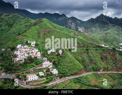 Taganana, Espagne. 29 Nov, 2015. Le paysage de montagne de Las Montanas de Anaga sur l'île de Tenerife, près de la petite ville de Taganana, Espagne, 29 novembre 2015. Photo : Patrick Pleul/DPA - PAS DE FIL - SERVICE/dpa/Alamy Live News Banque D'Images