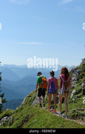 Père de deux filles, les adolescents, les enfants de l'alpinisme, Brauneck à Lenggries, Isarwinkel, Haute-Bavière, Bavière, Allemagne Banque D'Images