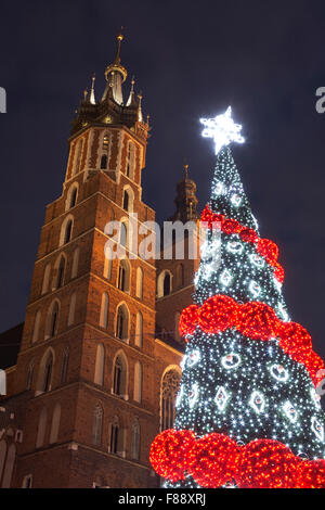 Pologne Cracovie église St Mary's Arbre de Noël Hiver place principale Rynek Glowny Banque D'Images