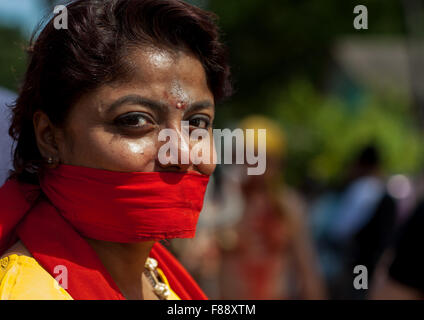 Dévot hindou avec sa bouche bâillonnée de garder silence en fête religieuse annuelle Thaipusam à Batu Caves, en Asie du sud-est, Kuala Lumpur, Malaisie Banque D'Images