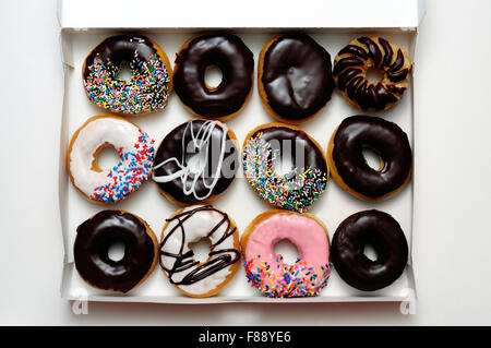 Photo de donut fort avec une douzaine de beignes assortis Banque D'Images