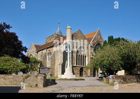 L'extérieur de l'église médiévale de St Mary, de la place de l'église, dans la ville historique de Rye, East Sussex, Royaume-Uni Banque D'Images