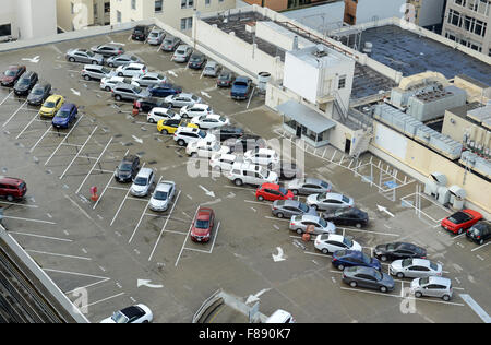 Parking sur le toit du bâtiment commercial à San Francisco, Californie Banque D'Images