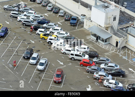 Parking sur le toit du bâtiment commercial à San Francisco, Californie Banque D'Images