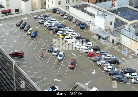 Parking sur le toit du bâtiment commercial à San Francisco, Californie Banque D'Images