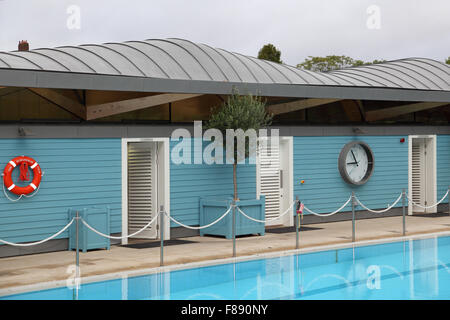 Un vestiaire bloc à la nouvelle piscine de plein air à Londres, au Royaume-Uni. Montre un bois distinctif et de zinc de toit incurvé Banque D'Images