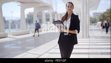 Femme élégante sur une promenade de bord de mer Banque D'Images