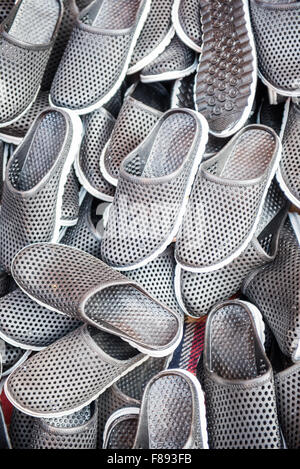 Chaussons marocains en plastique bon marché à vendre dans le souk de Marrakech Banque D'Images