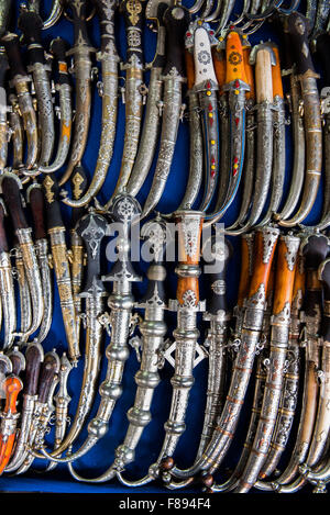 Jambiya marocain poignards islamique en vente dans le souk de Marrakech Banque D'Images