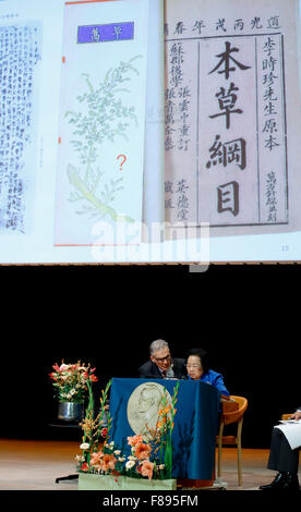 Stockholm, Suède. 7 Décembre, 2015. La Chine Tu Youyou (R) qui a gagné 2015 Prix Nobel de physiologie ou médecine donne une conférence au Karolinska Institutet, Stockholm, capitale de la Suède, 7 décembre 2015. Credit : Ye Pingfan/Xinhua/Alamy Live News Banque D'Images