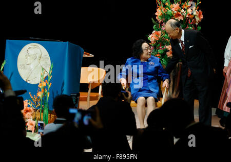 Stockholm, Suède. 7 Décembre, 2015. Le Prix Nobel 2015 de physiologie ou médecine Satoshi Omura (R) et Tu Youyou assister à une conférence à Karolinska Institutet, Stockholm, capitale de la Suède, 7 décembre 2015. Credit : Ye Pingfan/Xinhua/Alamy Live News Banque D'Images