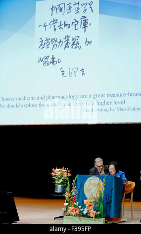 Stockholm, Suède. 7 Décembre, 2015. La Chine Tu Youyou (R) qui a gagné 2015 Prix Nobel de physiologie ou médecine donne une conférence au Karolinska Institutet, Stockholm, capitale de la Suède, 7 décembre 2015. Credit : Ye Pingfan/Xinhua/Alamy Live News Banque D'Images