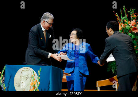 Stockholm, Suède. 7 Décembre, 2015. La Chine Tu Youyou (C) qui a gagné 2015 Prix Nobel de physiologie ou médecine donne une conférence au Karolinska Institutet, Stockholm, capitale de la Suède, 7 décembre 2015. Credit : Ye Pingfan/Xinhua/Alamy Live News Banque D'Images