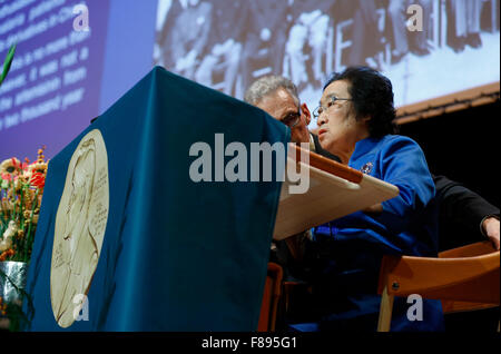 Stockholm, Suède. 7 Décembre, 2015. La Chine Tu Youyou (R) qui a gagné 2015 Prix Nobel de physiologie ou médecine donne une conférence au Karolinska Institutet, Stockholm, capitale de la Suède, 7 décembre 2015. Credit : Ye Pingfan/Xinhua/Alamy Live News Banque D'Images