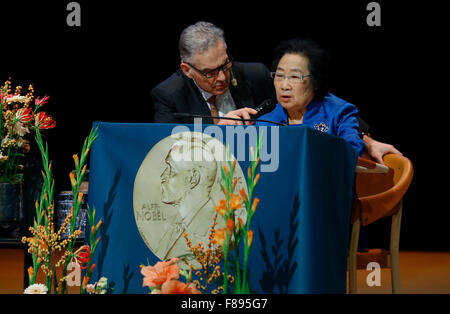 Stockholm, Suède. 7 Décembre, 2015. La Chine Tu Youyou (R) qui a gagné 2015 Prix Nobel de physiologie ou médecine donne une conférence au Karolinska Institutet, Stockholm, capitale de la Suède, 7 décembre 2015. Credit : Ye Pingfan/Xinhua/Alamy Live News Banque D'Images