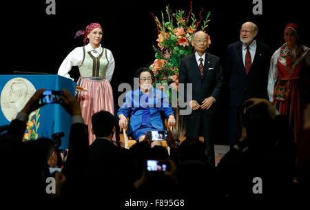 Stockholm, Suède. 7 Décembre, 2015. La Chine Tu Youyou (2L) qui a gagné 2015 Prix Nobel de physiologie ou médecine assiste à une conférence à Karolinska Institutet, Stockholm, capitale de la Suède, 7 décembre 2015. Credit : Ye Pingfan/Xinhua/Alamy Live News Banque D'Images