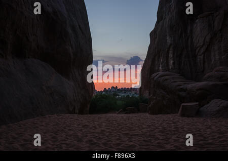 Coucher de soleil sur le désert de l'Utah comme vu à travers une fente canyon Banque D'Images