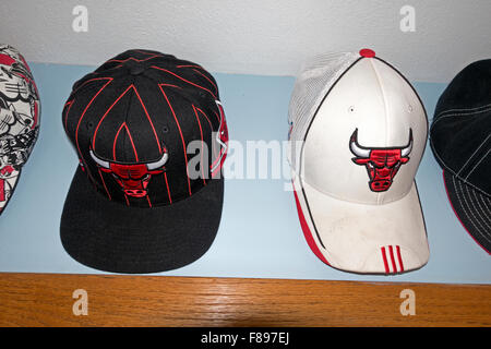 Basket-ball NBA Chicago Bulls caps hanging on den mur. Downers Grove Illinois IL USA Banque D'Images