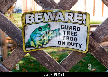 Méfiez-vous de jardin panneau d'avertissement, attaché à une clôture en treillis, indiquant qu'une garde côtière canadienne grenouille d'arbre est de service. Downers Grove Illinois IL USA Banque D'Images