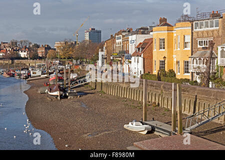 Londres, 75015 Une vue de Hammersmith Bridge de la Thames estran et immeubles dans le centre commercial Banque D'Images