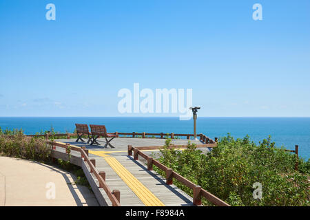 Deux bancs et des jumelles à l'obserbatory dans Oryukdo Park à Busan, en Corée. Banque D'Images