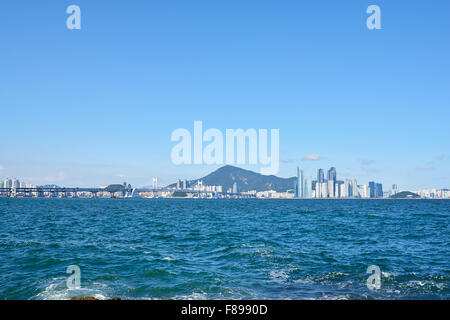 Grand pont Gwangan et Marine ville de Busan, en Corée. Le pont suspendu est un monument de Busan. La Cité Marine et est un luxe un Banque D'Images