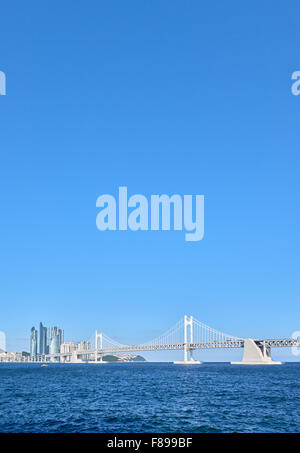Grand pont Gwangan et Marine ville de Busan, en Corée. Le pont suspendu est un monument de Busan. La Cité Marine et est un luxe un Banque D'Images