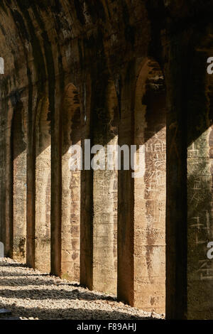 Griffonnés sur un vieux mur du tunnel avec de la lumière du soleil. Banque D'Images