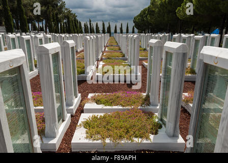 Un cimetière militaire sur le site du Mémorial des martyrs turcs Canakkale le 18 avril 2014 à la péninsule de Gallipoli, en Turquie. Banque D'Images