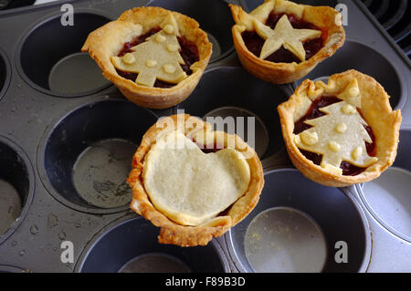 Tartes à la confiture faites maison assis sur une plaque de cuisson. Banque D'Images