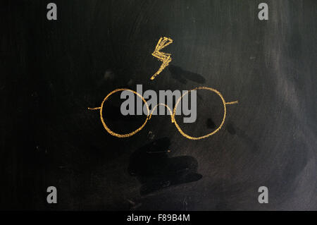 Lunettes de Harry Potter et la foudre écrit sur un tableau noir à la craie. Banque D'Images