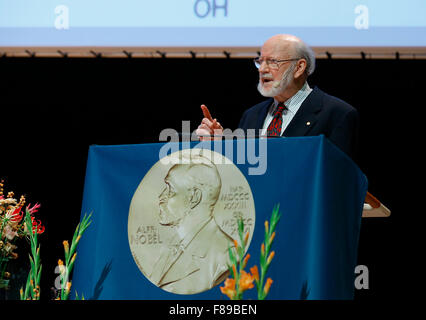 Stockholm, Suède. 7 Décembre, 2015. 2015 Le Prix Nobel de physiologie ou médecine William C. Campbell répond à une conférence à l'Institut Karolinska de Stockholm, capitale de la Suède, 7 décembre 2015. Credit : Ye Pingfan/Xinhua/Alamy Live News Banque D'Images