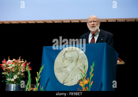 Stockholm, Suède. 7 Décembre, 2015. 2015 Le Prix Nobel de physiologie ou médecine William C. Campbell répond à une conférence à l'Institut Karolinska de Stockholm, capitale de la Suède, 7 décembre 2015. Credit : Ye Pingfan/Xinhua/Alamy Live News Banque D'Images