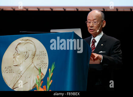 Stockholm, Suède. 7 Décembre, 2015. 2015 Le Prix Nobel de physiologie ou médecine Satoshi Omura aborde une conférence à l'Institut Karolinska de Stockholm, capitale de la Suède, 7 décembre 2015. Credit : Ye Pingfan/Xinhua/Alamy Live News Banque D'Images