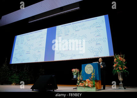 Stockholm, Suède. 7 Décembre, 2015. 2015 Le Prix Nobel de physiologie ou médecine Satoshi Omura aborde une conférence à l'Institut Karolinska de Stockholm, capitale de la Suède, 7 décembre 2015. Credit : Ye Pingfan/Xinhua/Alamy Live News Banque D'Images