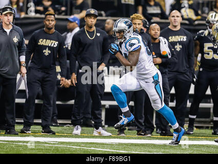 La Nouvelle-Orléans, Louisiane, Etats-Unis. 6e déc, 2015. LA Carolina Panthers, tight end Ed Dickson # 84 verges de gains après la capture dans un match contre les NFL New Orleans Saints le 6 décembre 2015, à la Mercedes-Benz Superdome à La Nouvelle-Orléans, Louisiane. Les Panthère défait les Saints 41-38.Margaret Bowles/CSM/Alamy Live News Banque D'Images
