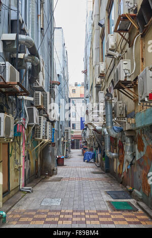 Ruelle sale avec beaucoup d'aircon unités extérieures sur la construction de mur. Banque D'Images