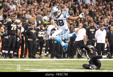 La Nouvelle-Orléans, Louisiane, Etats-Unis. 6e déc, 2015. LA Carolina Panthers, Jonathan Stewart running back # 28 saute sur New Orleans Saints arrière défensif Chris Owens # 30 le 6 décembre 2015, à la Mercedes-Benz Superdome à La Nouvelle-Orléans, Louisiane. Les Panthère défait les Saints 41-38. Margaret Bowles/CSM/Alamy Live News Banque D'Images