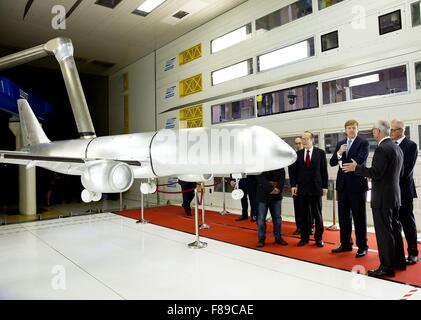 Marknesse, aux Pays-Bas. 7 Décembre, 2015. Le roi Willem-Alexander (C) visites NLR soufflerie DNW à Marknesse (Flevoland) lorsqu'un avion de passagers chinois est testé, 7 décembre 2015. Dpa : Crédit photo alliance/Alamy Live News Banque D'Images