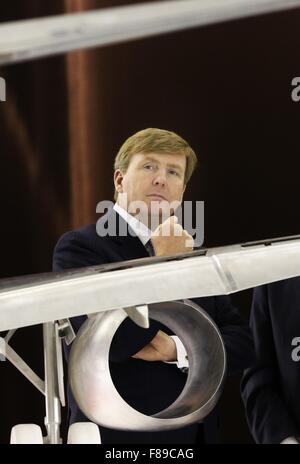 Marknesse, aux Pays-Bas. 7 Décembre, 2015. Le roi Willem-Alexander soufflerie DNW NLR visites à Marknesse (Flevoland) lorsqu'un avion de passagers chinois est testé, 7 décembre 2015. Dpa : Crédit photo alliance/Alamy Live News Banque D'Images