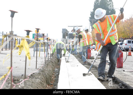 2 décembre 2015 - Napa, CA, États-Unis - Les travaux se poursuivent sur la partie de la Napa Valley Vine sentier qui passe près du Napa Wine Train tracks le long de Solano Avenue, entre Redwood Road et Yountville. Ici, l'équipage effectue des travaux à proximité de bordures et caniveaux de Devonshire. Certaines parties de la piste ont déjà eu l'asphalte appliqué. (Crédit Image : © Napa Valley vous inscrire via Zuma sur le fil) Banque D'Images