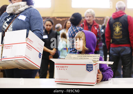 Napa, CA, USA. 5 déc, 2015. Grue Bella attend dans la chaîne de montage tout en remplissant son paquet de soins lors de l'opération avec l'amour de la maison de soins de l'Assemblée générale à l'événement de l'église de concordance dans Napa le samedi. © Napa Valley Inscription/ZUMA/Alamy Fil Live News Banque D'Images