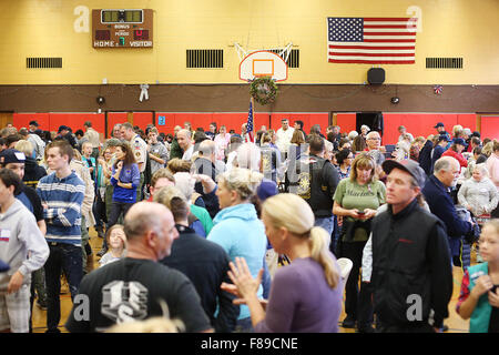 Napa, CA, USA. 5 déc, 2015. Une grande foule rempli la salle de sport au cours de l'opération avec l'amour de la maison de soins de l'Assemblée générale à l'événement de l'église de concordance dans Napa le samedi. © Napa Valley Inscription/ZUMA/Alamy Fil Live News Banque D'Images