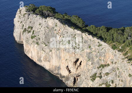 Falaise verticale sur la côte de Majorque, Espagne Banque D'Images